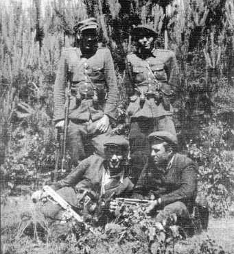 Żołnierze wyklęci - Lato 1949 r. Żołnierze z grupy Adama Kusza Garbate...erzba. Siedzą Tadeusz Haliniak Opium, Adam Kusz Ga.jpg