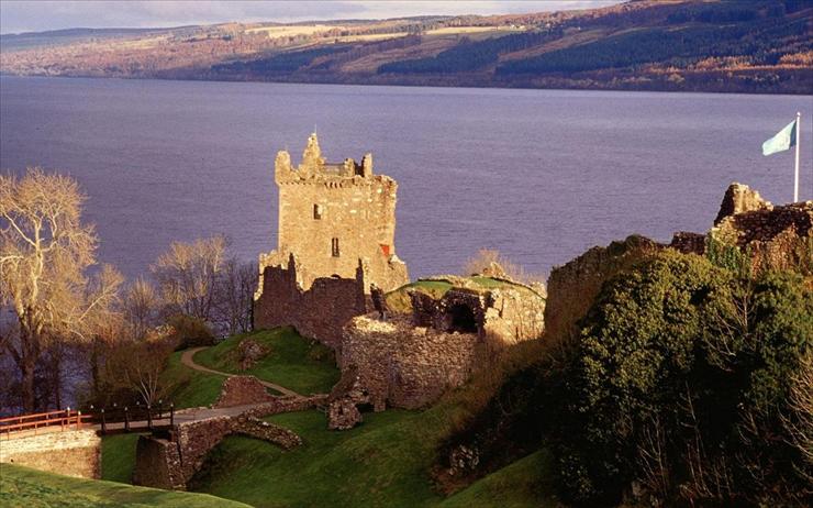 MIEJSKIE KLIMATYZABYTKI - _Castle__Loch_Ness__Scotland.jpg