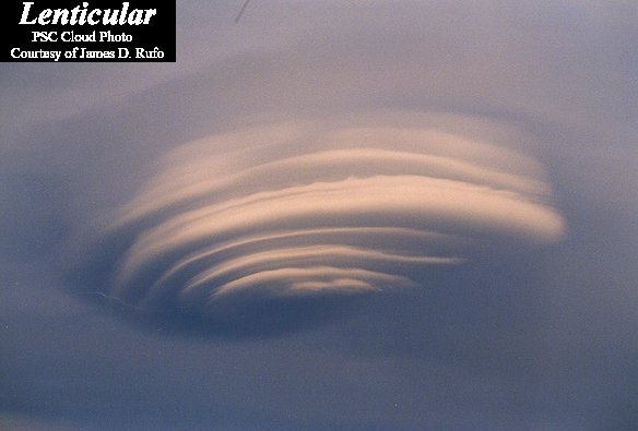 Ciekawe zjawiska Swietlne i cuda natury - Chmura czy może UFO.jpg