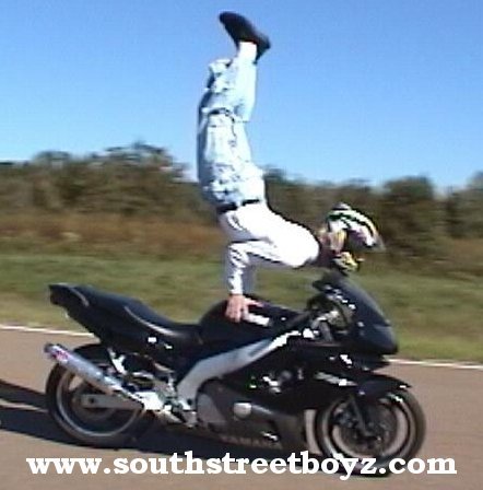 MotorY - Motorcycle Stunts - Yamaha YZF 600 - Handstand.jpg