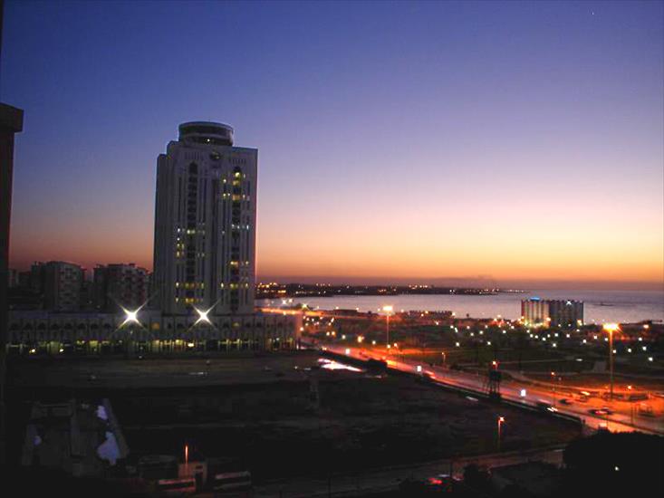 Libia - Tripoli_by_night.jpg