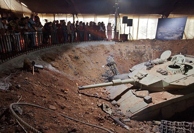 Tanks - AFV Armou... - A captured Merkava tank is displayed at an exhib...irst anniversary of the 2006 war against Israel..jpg