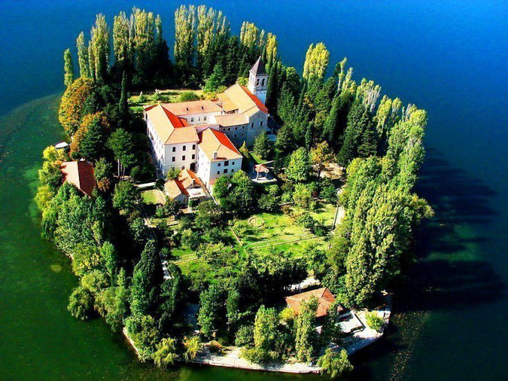 CIEKAWE ZDJĘCIA - The Visovac Monastery on the island of Visovac in the Krka National Park, Croatia.jpg
