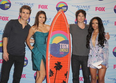 Teen Choice Awards 2012 - normal_202098-38b12-57706996-m750x740-u670a8.jpg