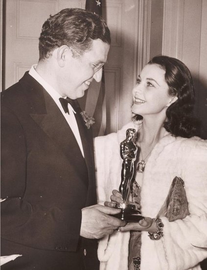 Oscary photo - 1939 Vivien Leigh as Best Actress for Gone with the Wind with David O. Selznick.jpg